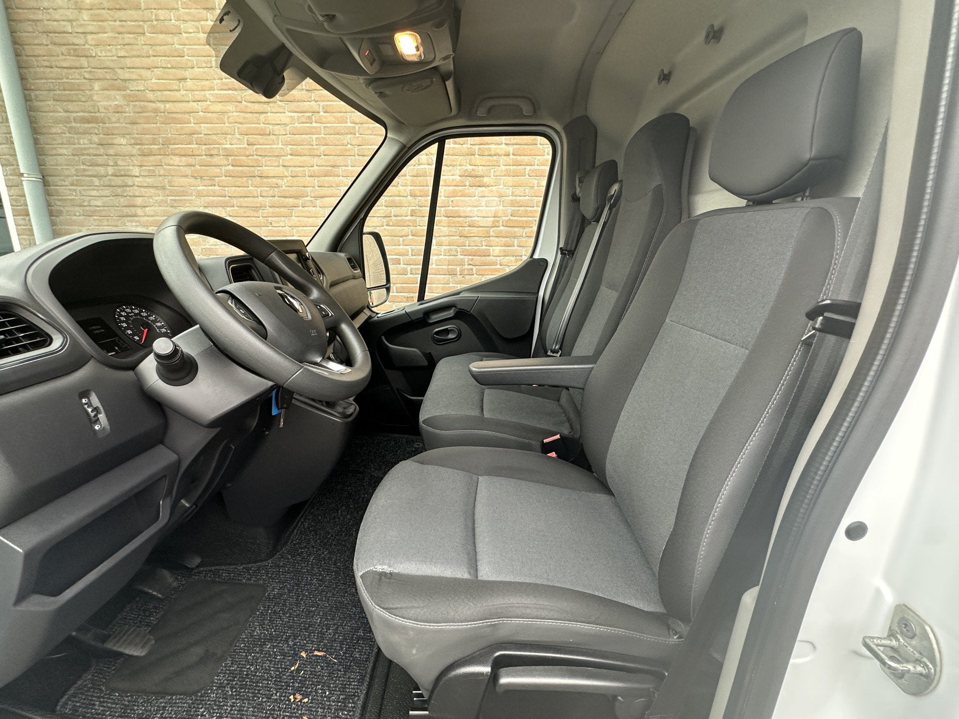 Renault Master 2.3dCi 135pk L1H1 / Cruisecontrol / Camera /, Voorwielaandrijving, Gebruikt, Met garantie (alle), Renault