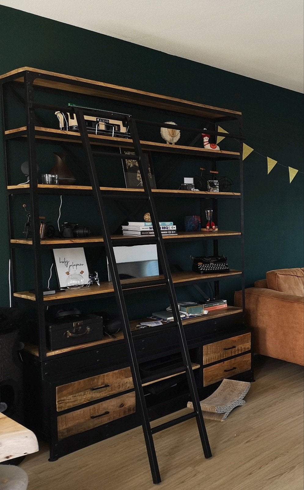Prachtige industriele boekenkast incl ladder, 200 cm of meer, 150 tot 200 cm, Zo goed als nieuw, Met lade(s)