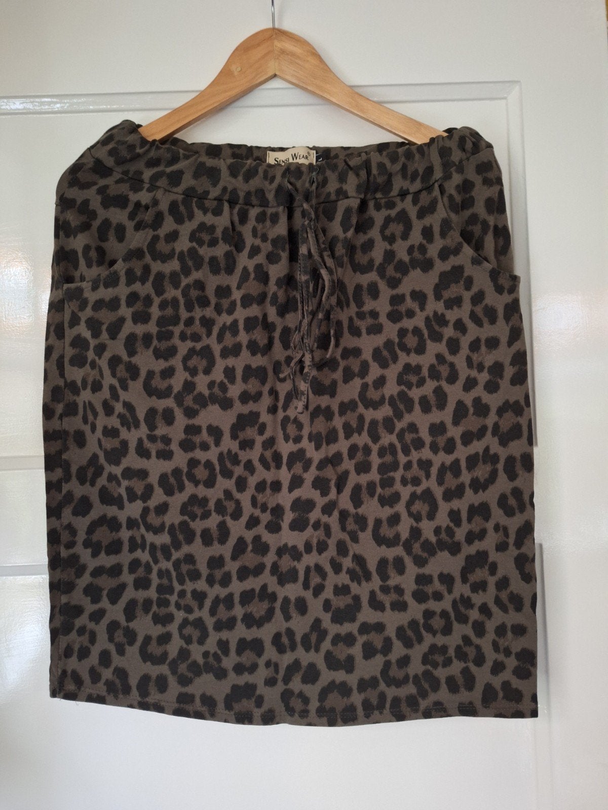 Sensi Wear Khakikleurige Panterprint Rok - Maat L, Maat 42/44 (L), Ophalen of Verzenden, Sensi Wear, Gedragen