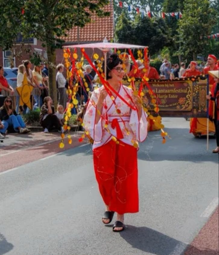 2x Traditionele Japanse Kimono met Rode Hakama, Ophalen of Verzenden, Zo goed als nieuw, Maat 38/40 (M), Carnaval