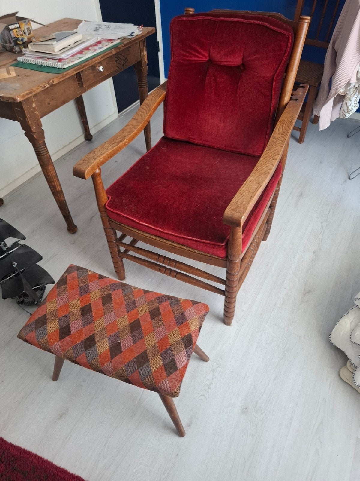 Vintage houten fauteuil met rood fluwelen bekleding, Ophalen