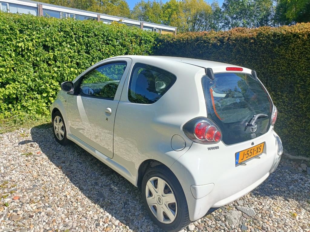Toyota Aygo 1.0 2011 | Nieuwe versn.bak, katalysator, accu, Auto's, Voorwielaandrijving, 4 stoelen, Handgeschakeld, Particulier