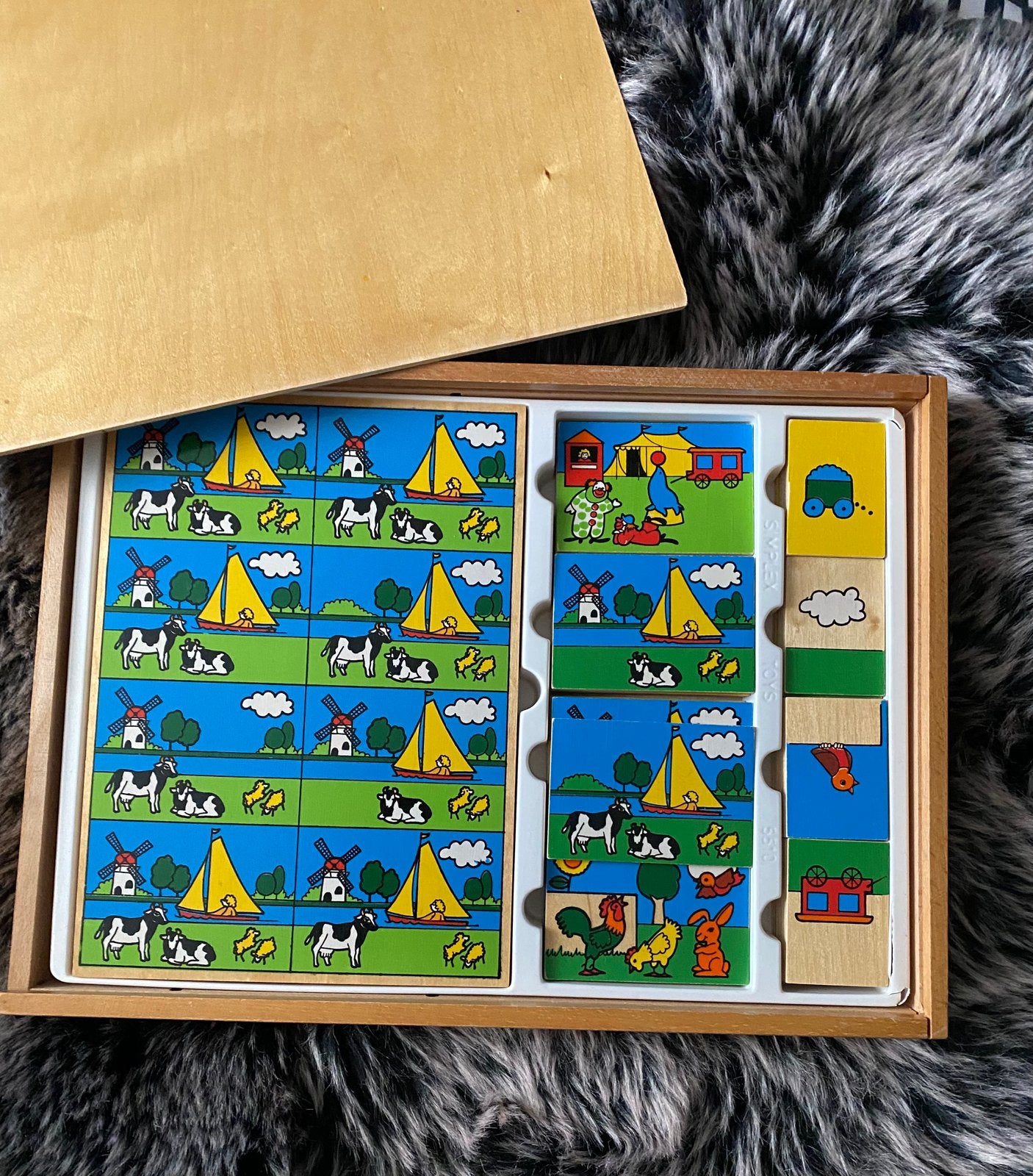 Houten bak met vier puzzels erin, Zo goed als nieuw, Van hout, 6 maanden tot 2 jaar, Meer dan 50 stukjes