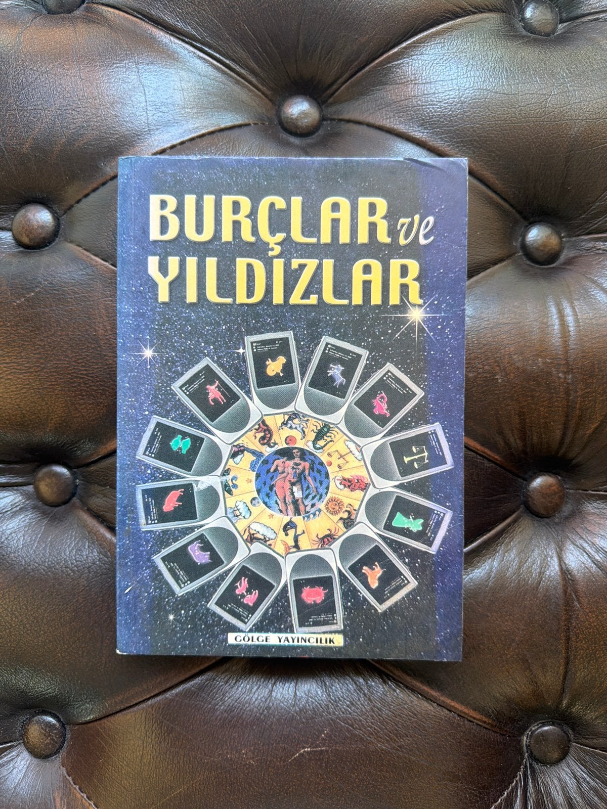 Burçlar ve Yıldızlar - Astrologie en Sterrenbeelden Boek, Boeken, Ophalen of Verzenden, Gelezen, Astrologie, Achtergrond en Informatie
