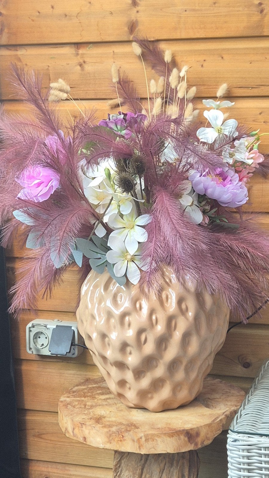 Decoratieve vaas met kunstbloemen en pluimen, Huis en Inrichting, Ophalen, Zo goed als nieuw, Inclusief decoratie, Beige
