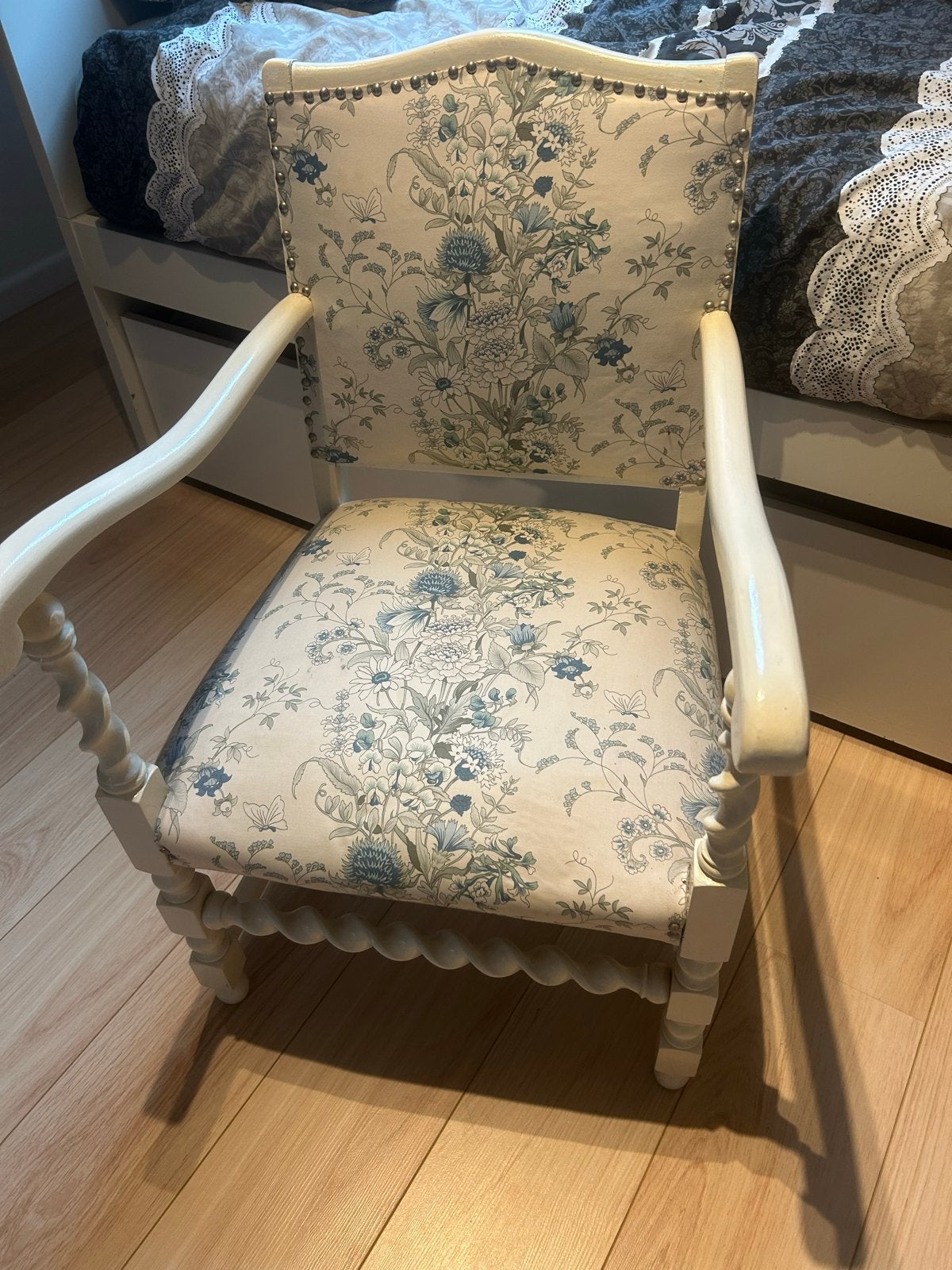 Antiek opgepimpte stoel met bloemenprint, Antiek en Kunst, Antiek | Meubels | Stoelen en Banken, Ophalen of Verzenden