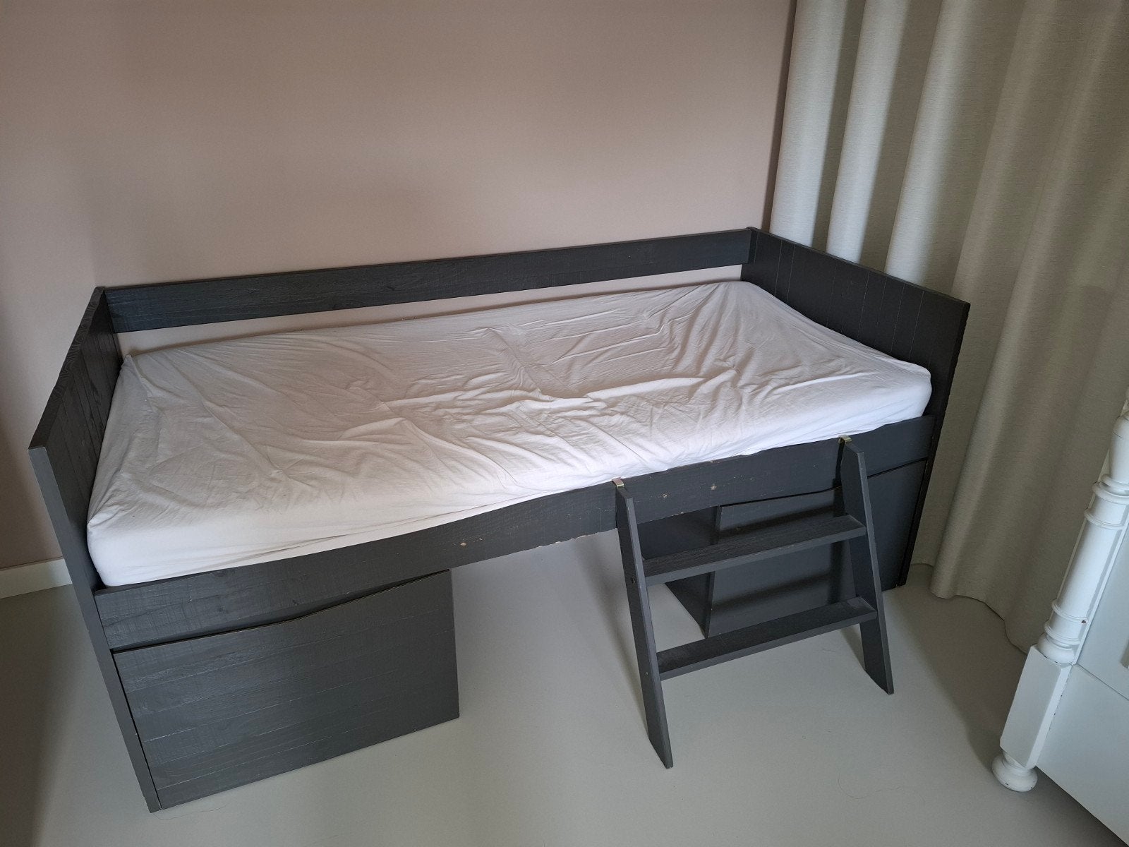 Halfhoogslaper grijs met lade en trapje, Huis en Inrichting, Ophalen of Verzenden