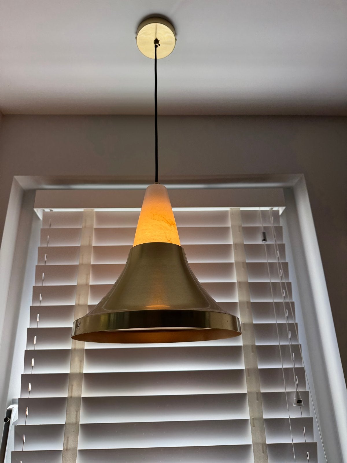 Twee Elegante hanglampen met messing en marmer-look, Ophalen, E27 (groot), Metaal, Hotel chique