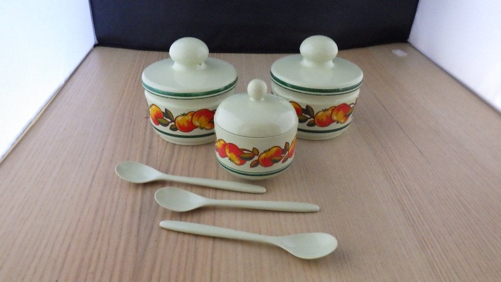 3 retro potjes versierd met appeltjes en lepeltjes, Ophalen of Verzenden, Overige typen