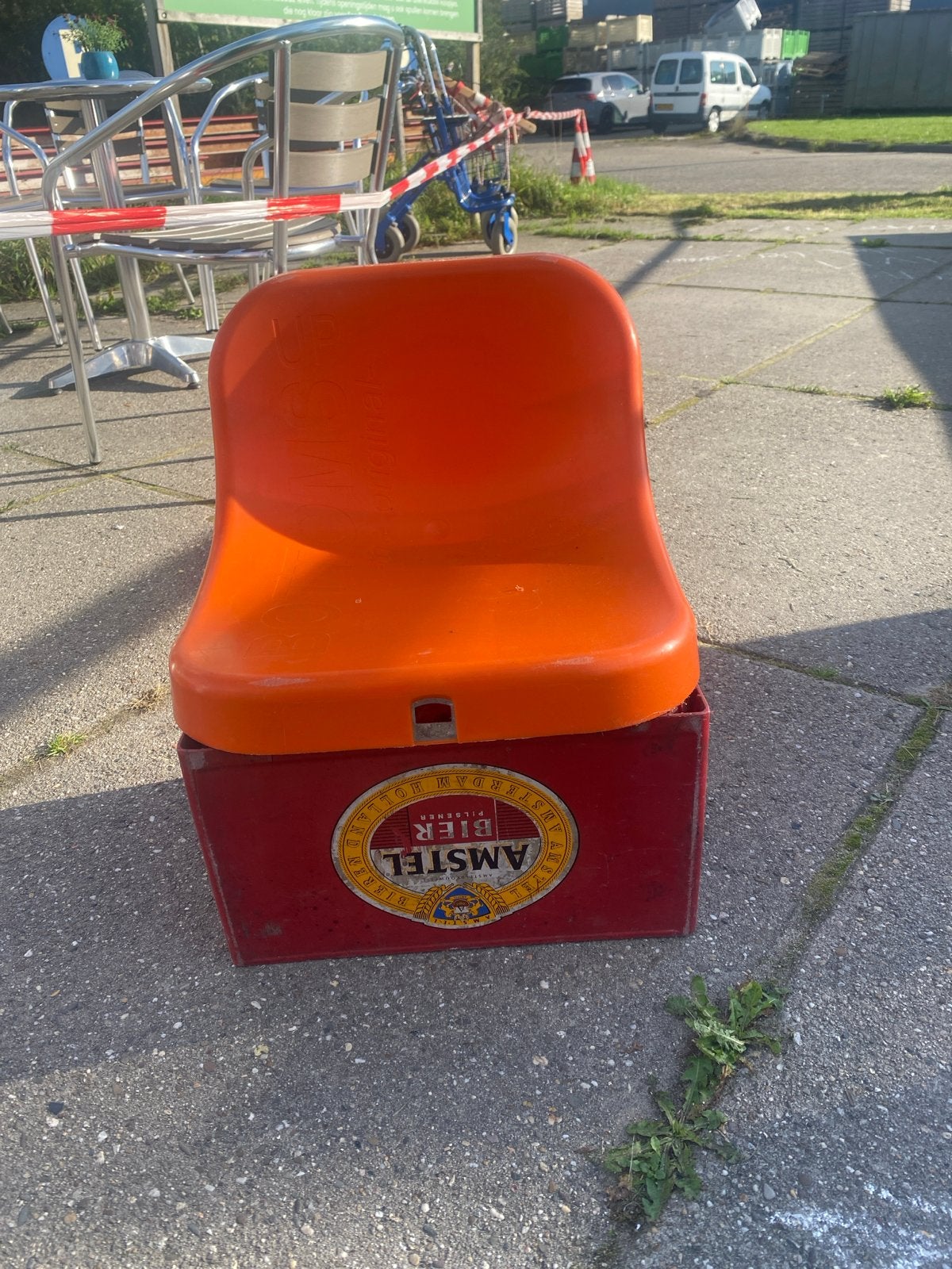 Oranje stadionstoeltjes op Amstel krat, Ophalen, Kunststof, Gebruikt, Twee