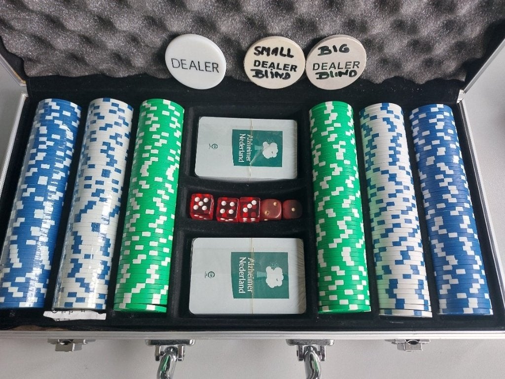 Pokerset in aluminium koffer met 300 chips, Vijf spelers of meer, Ophalen of Verzenden, Gebruikt