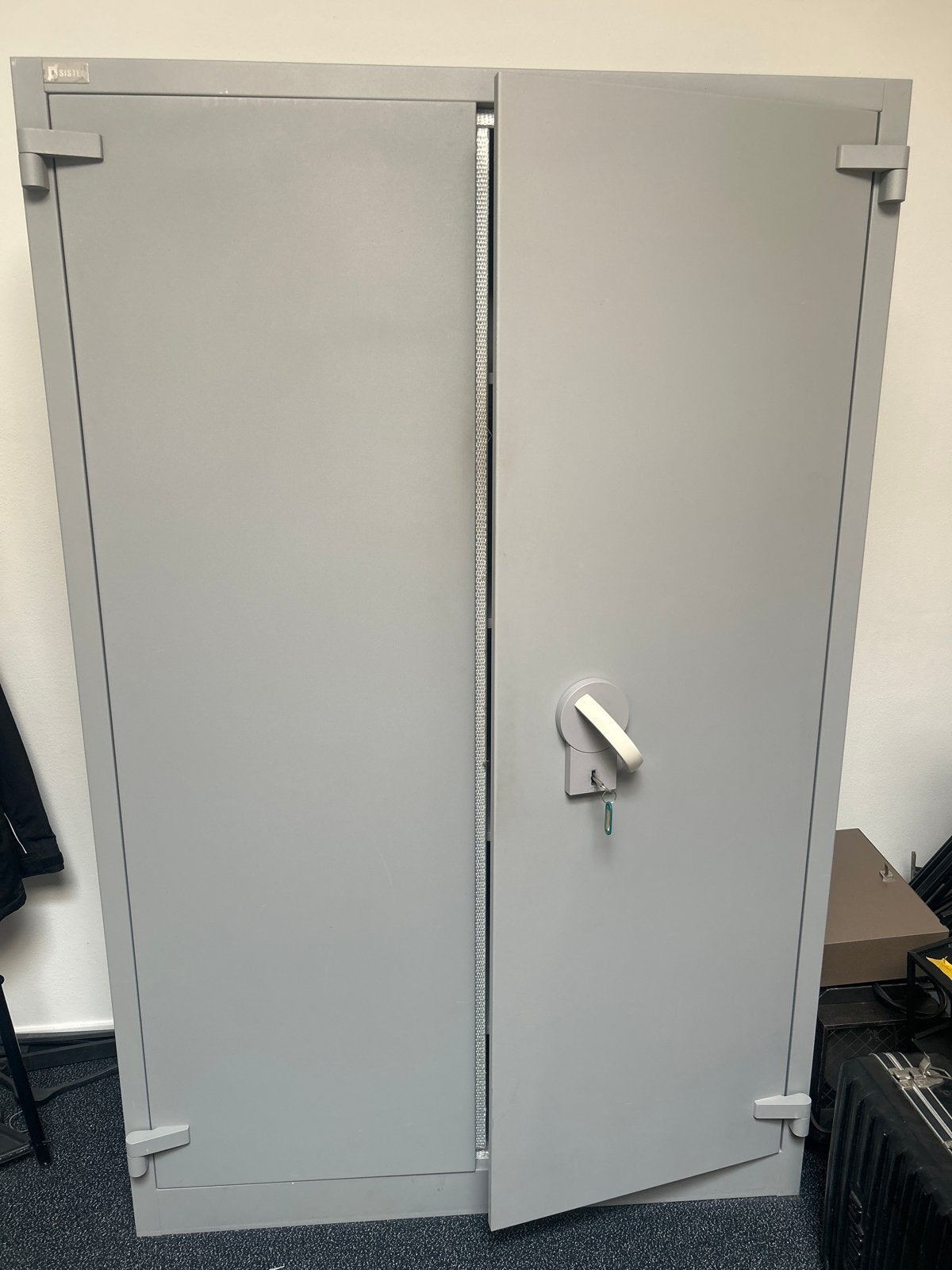 Grote metalen kluis/archiefkast met dubbele deuren, Ophalen, Gebruikt, 100 tot 150 cm, 200 cm of meer