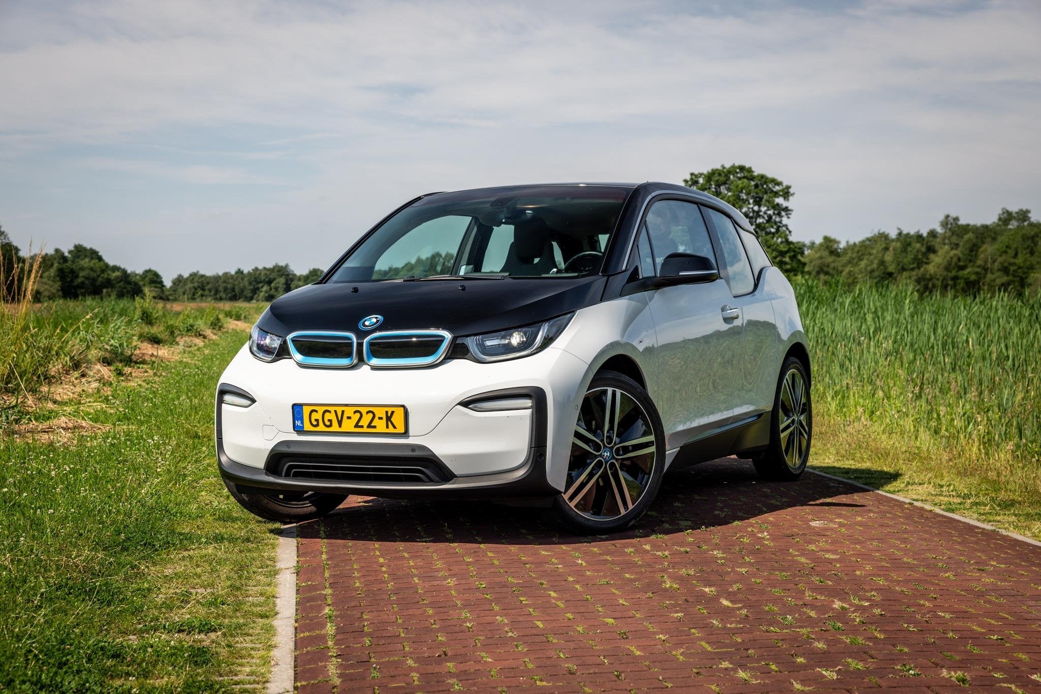 BMW i3 Basis 120Ah 42 kWh Warmtepomp LED 20 inch, Gebruikt, 4 stoelen, 258 min, Wit