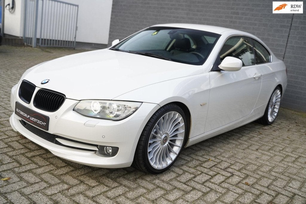 BMW 3-serie Coupé 325i Exclusive 3.0 LCI 218pk Parelmoer Wi, Auto's, BMW, Automaat, Achterwielaandrijving, Gebruikt, Zwart