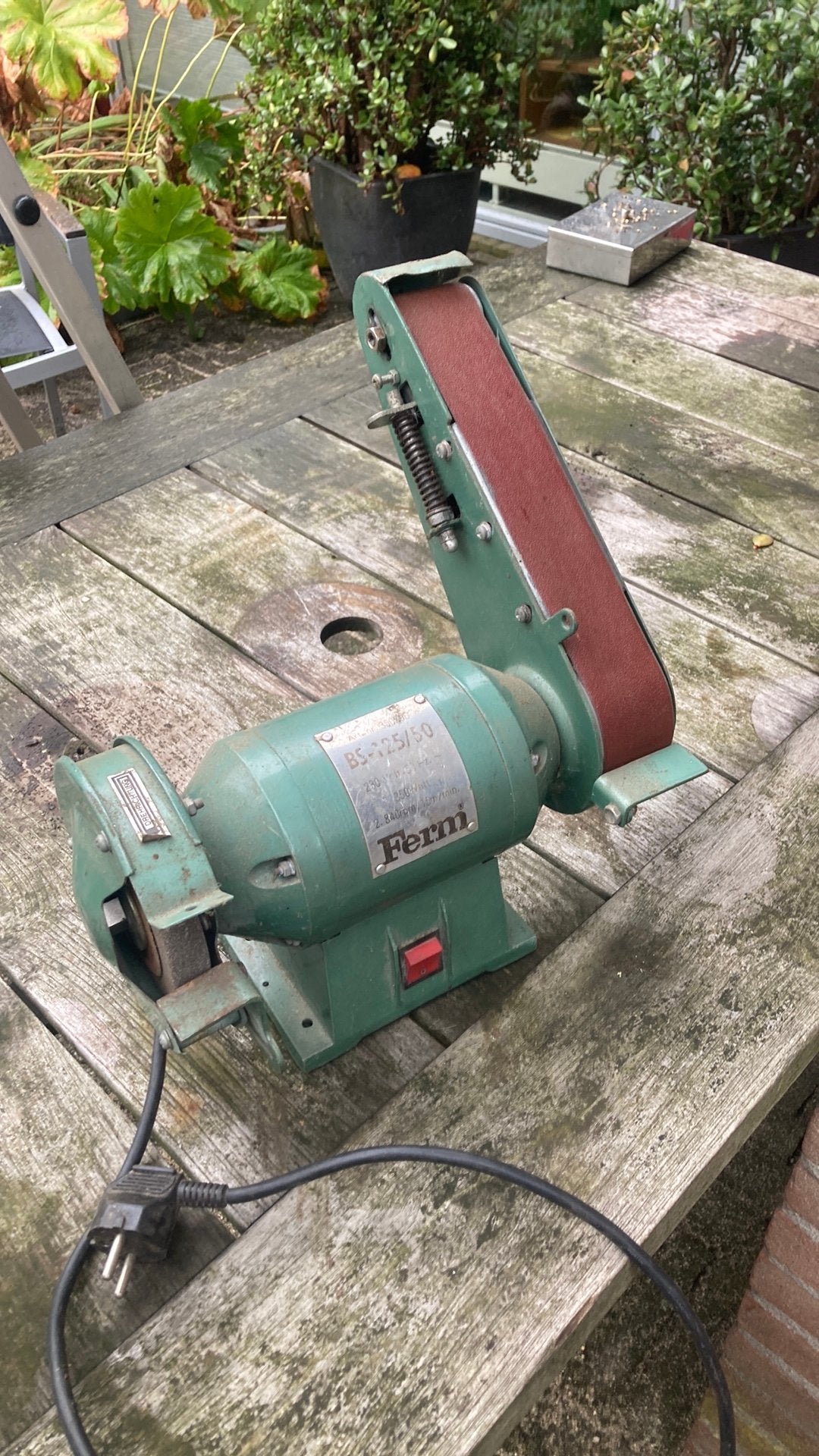 Slijpsteen met bsndschuur machine in goede staat, Ophalen, Zo goed als nieuw, Minder dan 700 watt, Werkbankslijpmachine