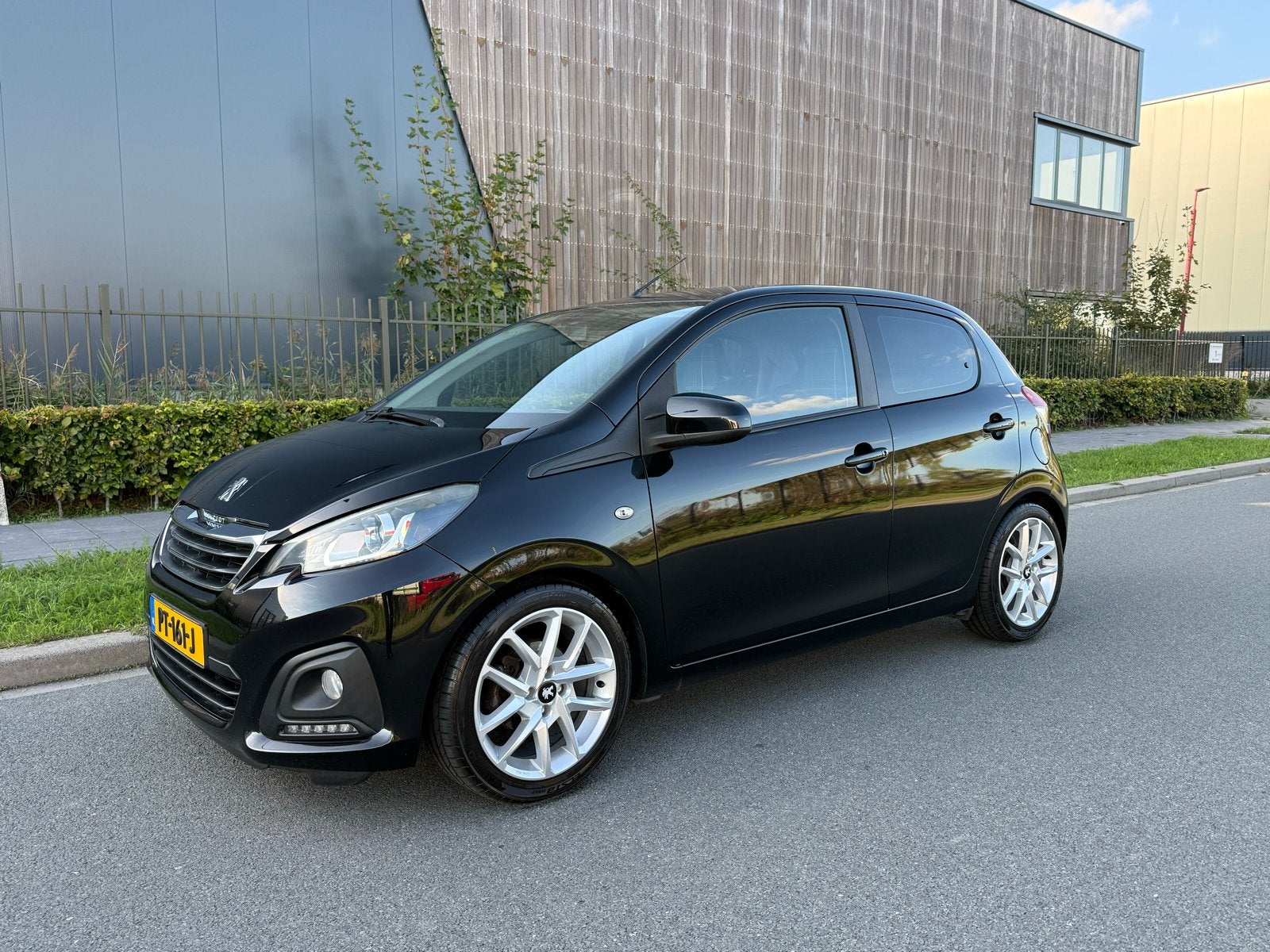 Peugeot 108 1.0 2017 5Drs Carplay, Nieuwe velgen + banden, Voorwielaandrijving, 4 stoelen, Zwart, Origineel Nederlands