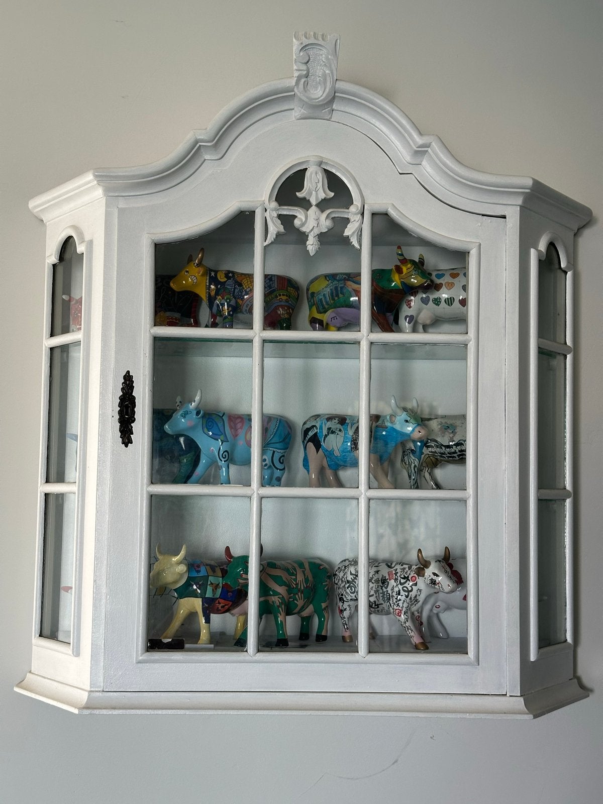 Wit vitrinekastje met sierlijke details, Huis en Inrichting, Zo goed als nieuw, Minder dan 100 cm, 25 tot 50 cm, Overige houtsoorten