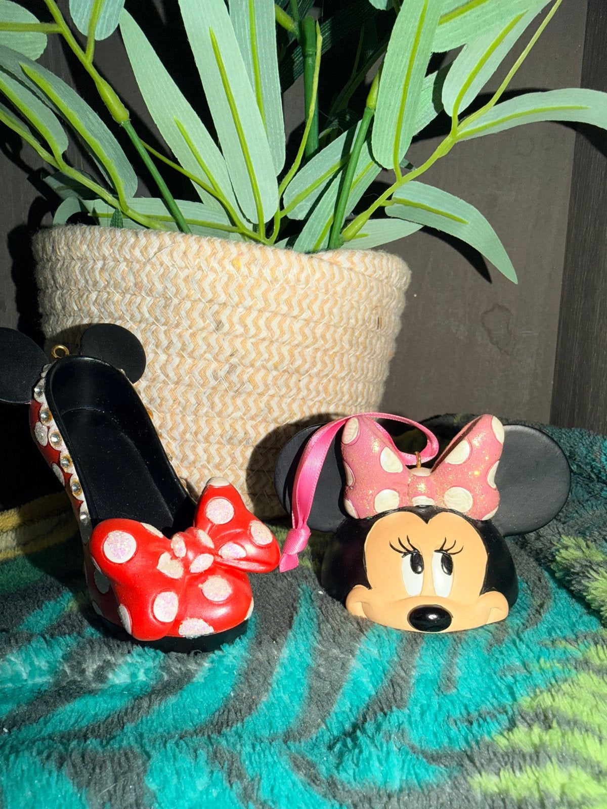 Disney Parks Minnie Mouse Set: Runway Shoe +Ear Hat Ornament, Ophalen of Verzenden, Mickey Mouse, Gebruikt, Beeldje of Figuurtje