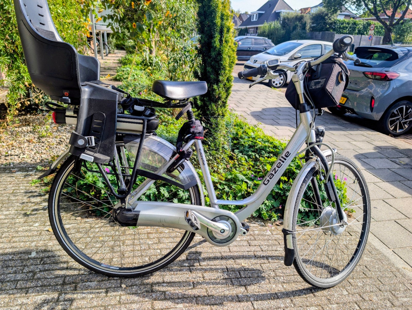 Gazelle elektrische fiets met kinderzitje en fietstas