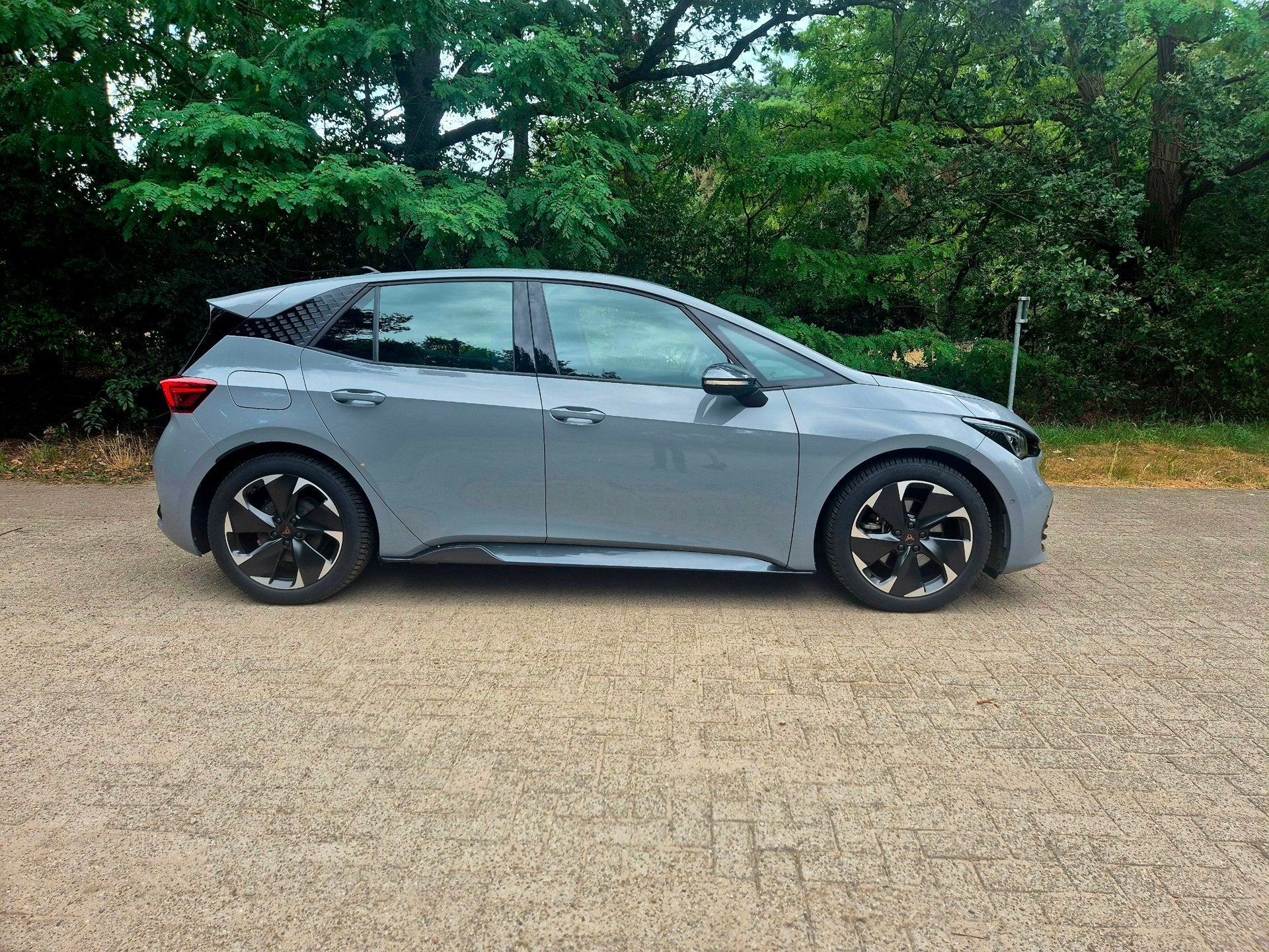 Cupra Born Impulse 62 kWh, Dealer onderhouden, Gebruikt, Zwart, 1728 kg