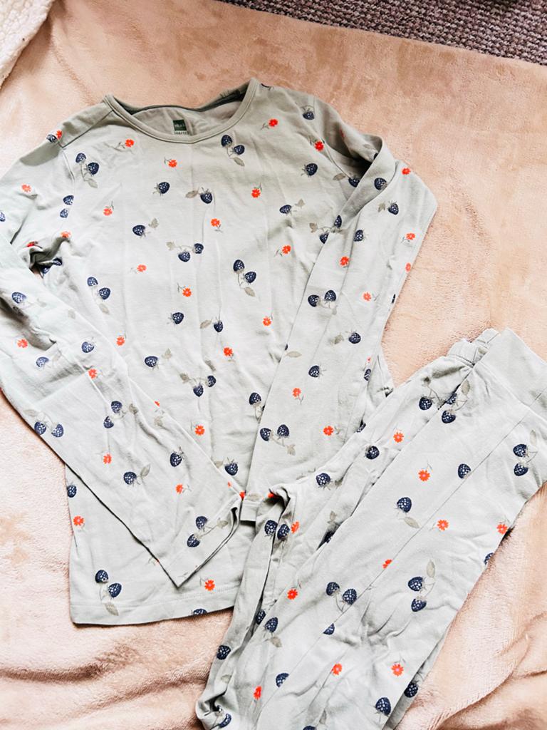 Hema pyjama met bessenprint, maat 146/152, Ophalen of Verzenden, Zo goed als nieuw, Maat 46/48 (XL) of groter