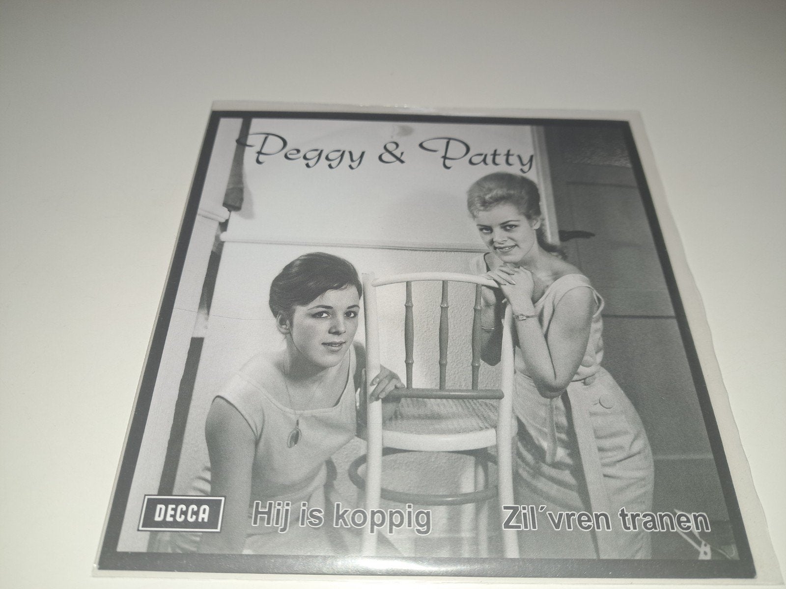 7" Peggy & Patty : hij is Koppig / Zil'vren tranen, Verzenden, Zo goed als nieuw, Overige formaten, Levenslied of Smartlap