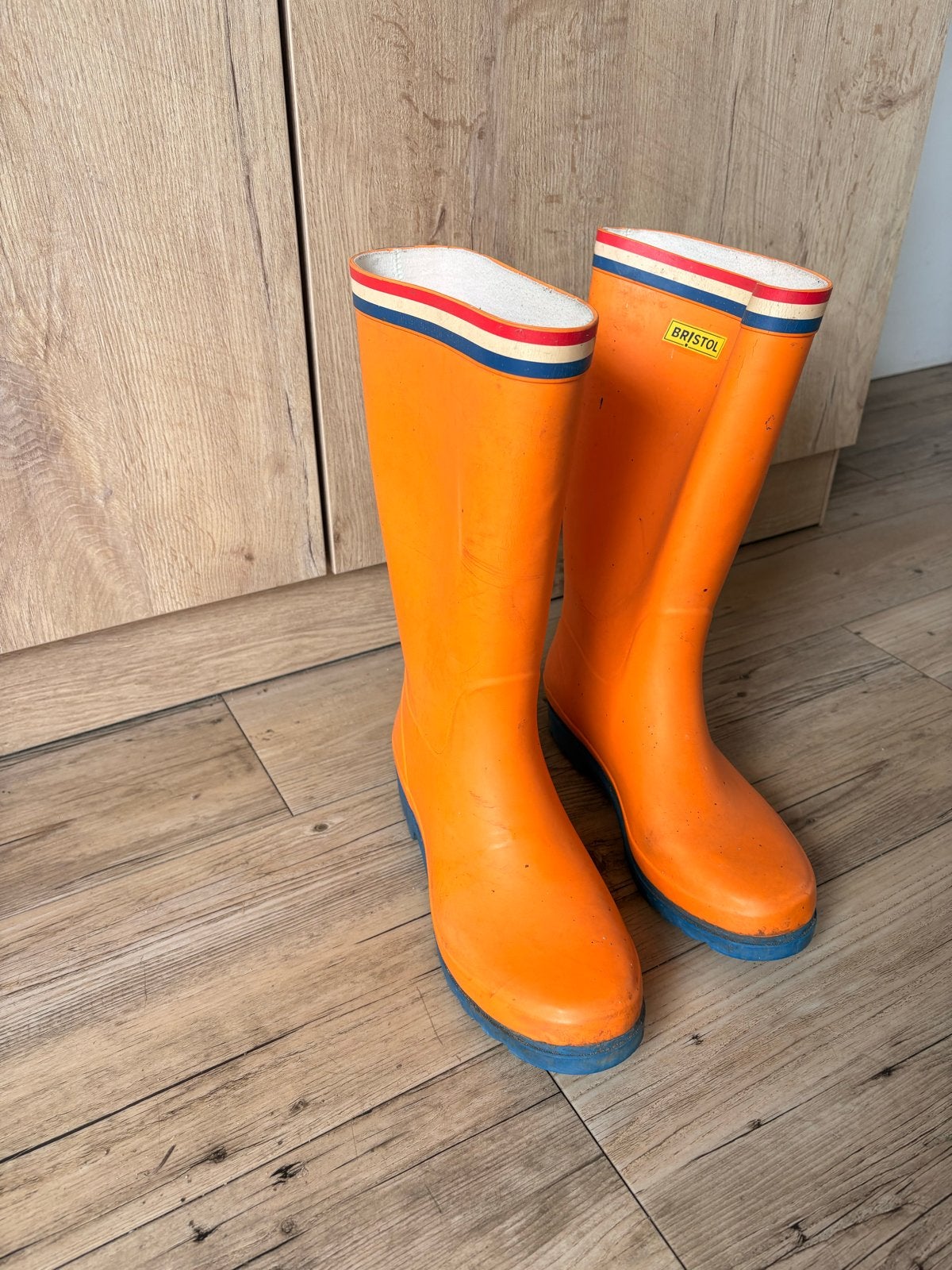 Oranje Bristol regenlaarzen, Ophalen, Gedragen, Regenlaarzen