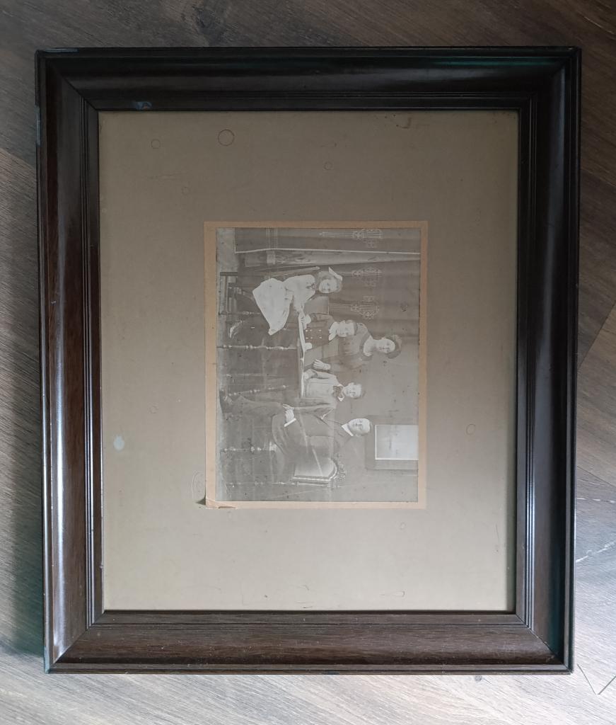 Oude familie foto in lijst zonder glas, Ophalen, Overige materialen, Minder dan 50 cm, Gebruikt