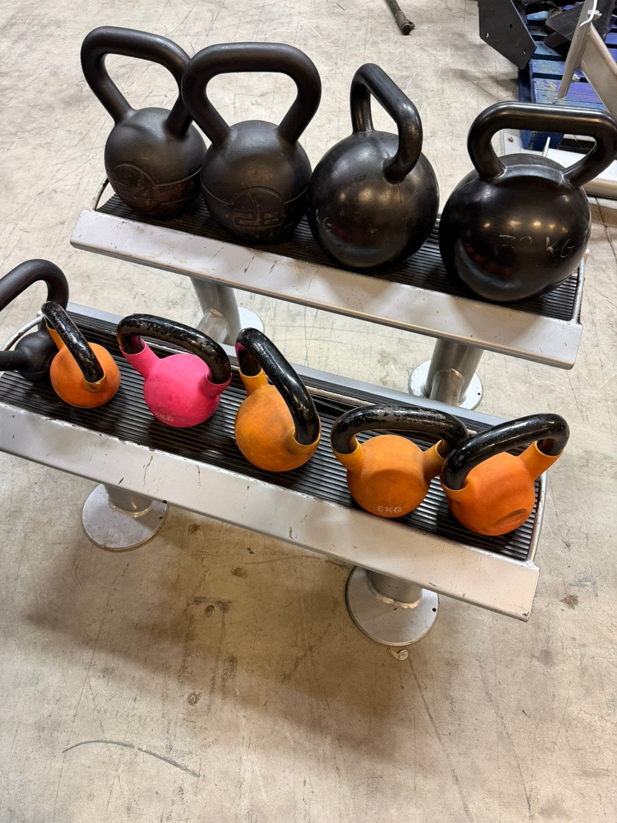 Kettlebells 2x4kg,3x6kg,1x8kg,1x24kg,2x28kg,1x32 + Rek, Ophalen, Gebruikt, Kettlebell
