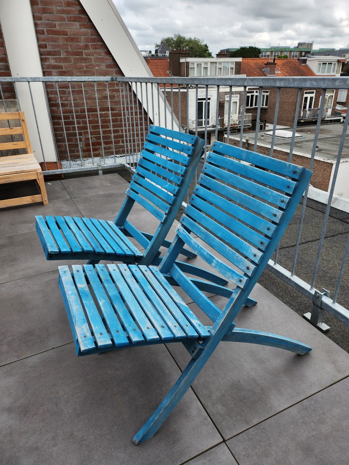 2x Blauwe inklapbare houten tuinstoelen, Tuin en Terras, Tuinstoelen, Ophalen, Gebruikt, Hout, Inklapbaar
