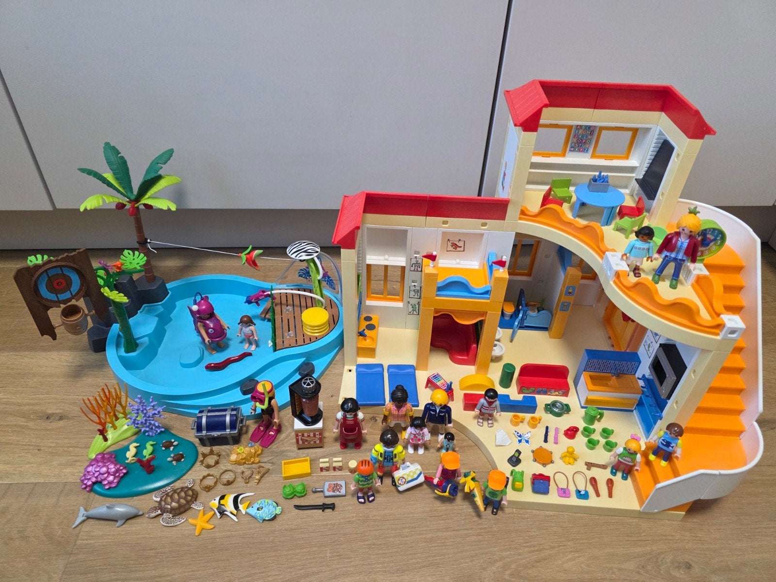 Playmobil 5567 kinderdagverblijf, 70610 zwembad en meer, Ophalen of Verzenden, Zo goed als nieuw