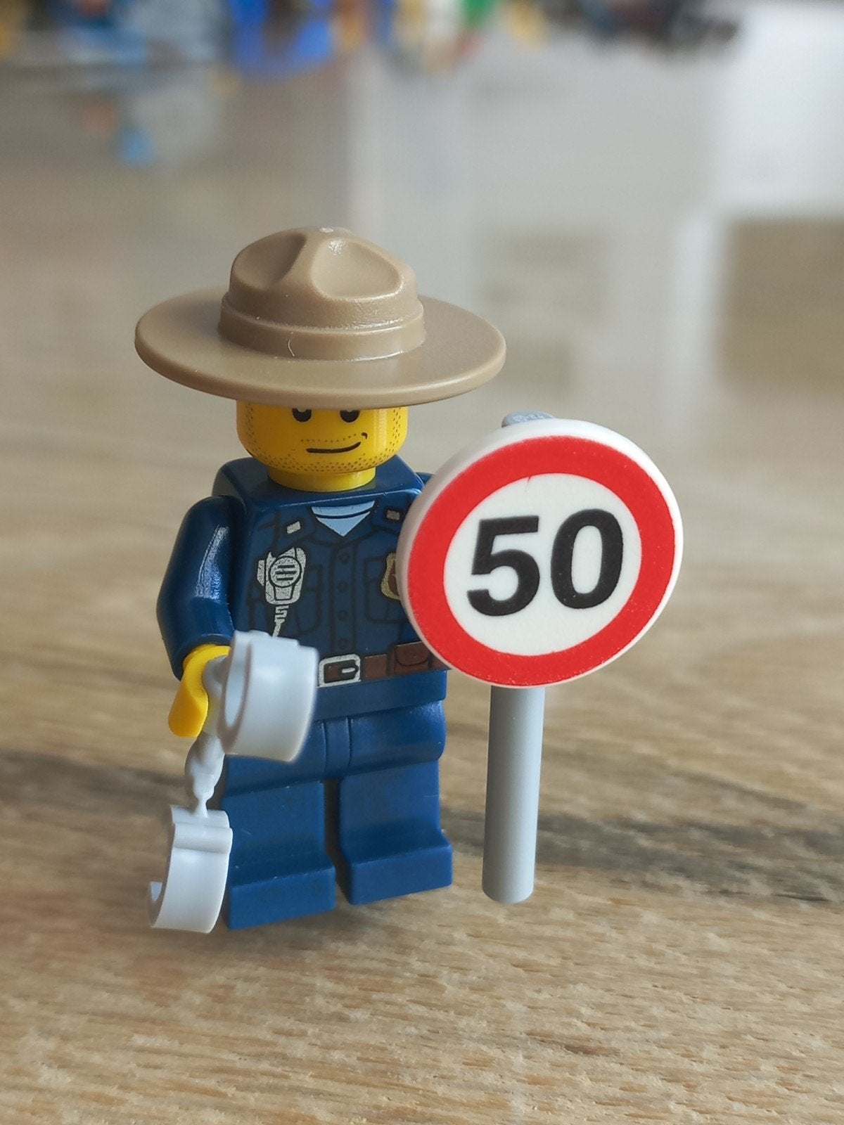 1x Lego minifiguur politie met handboeien en verkeersbord, Ophalen of Verzenden, Zo goed als nieuw, Minifiguur, Lego