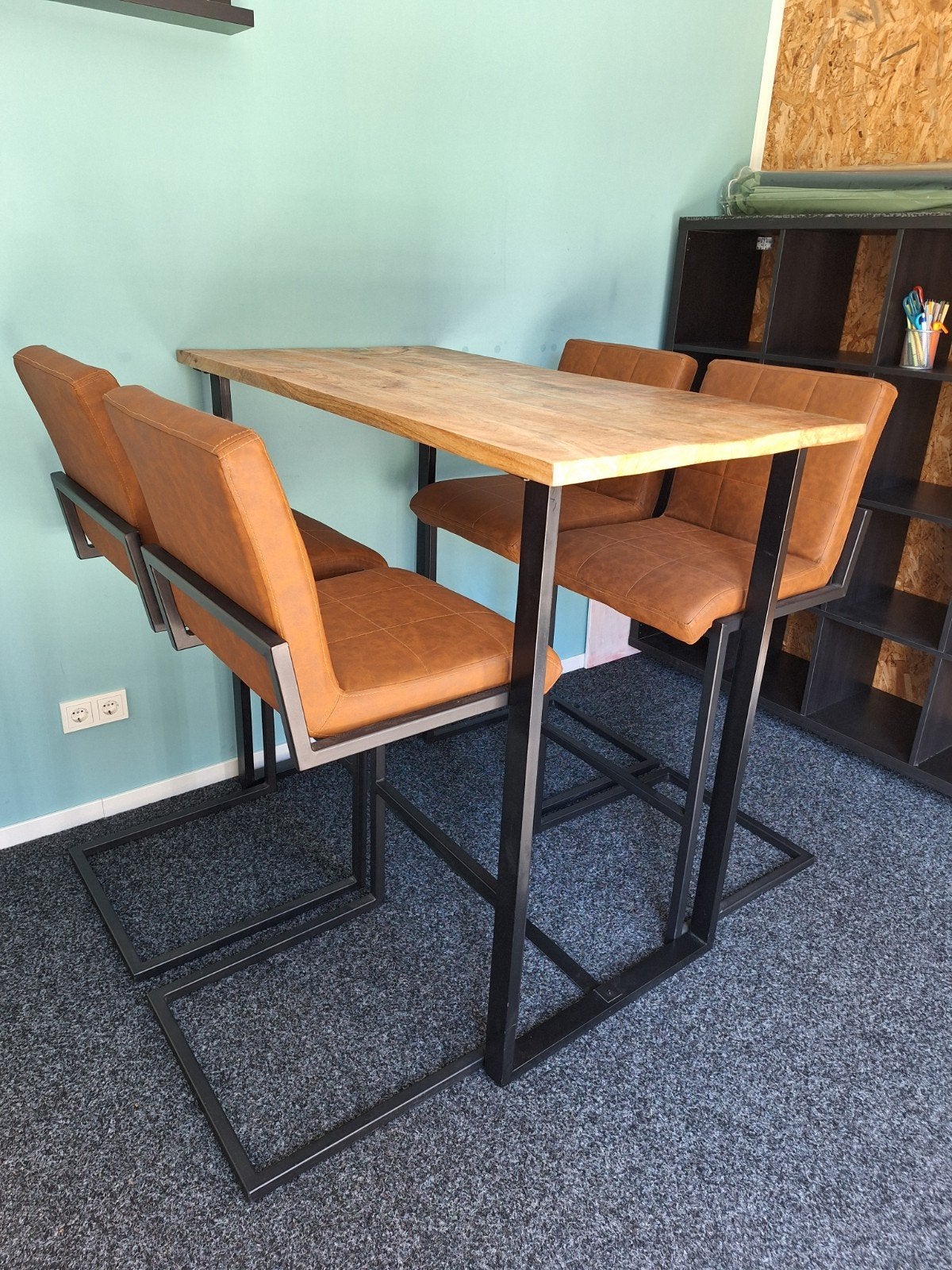 Bartafel met 4 barkrukken - Industrieel design, Huis en Inrichting, Ophalen, Gebruikt, Met voetsteun, 90 cm of meer