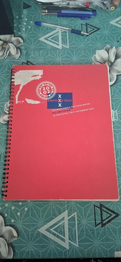 Postzegelalbum Amphilex 2002 met gestempelde postzegels, Ophalen of Verzenden, Na 1940, Gestempeld