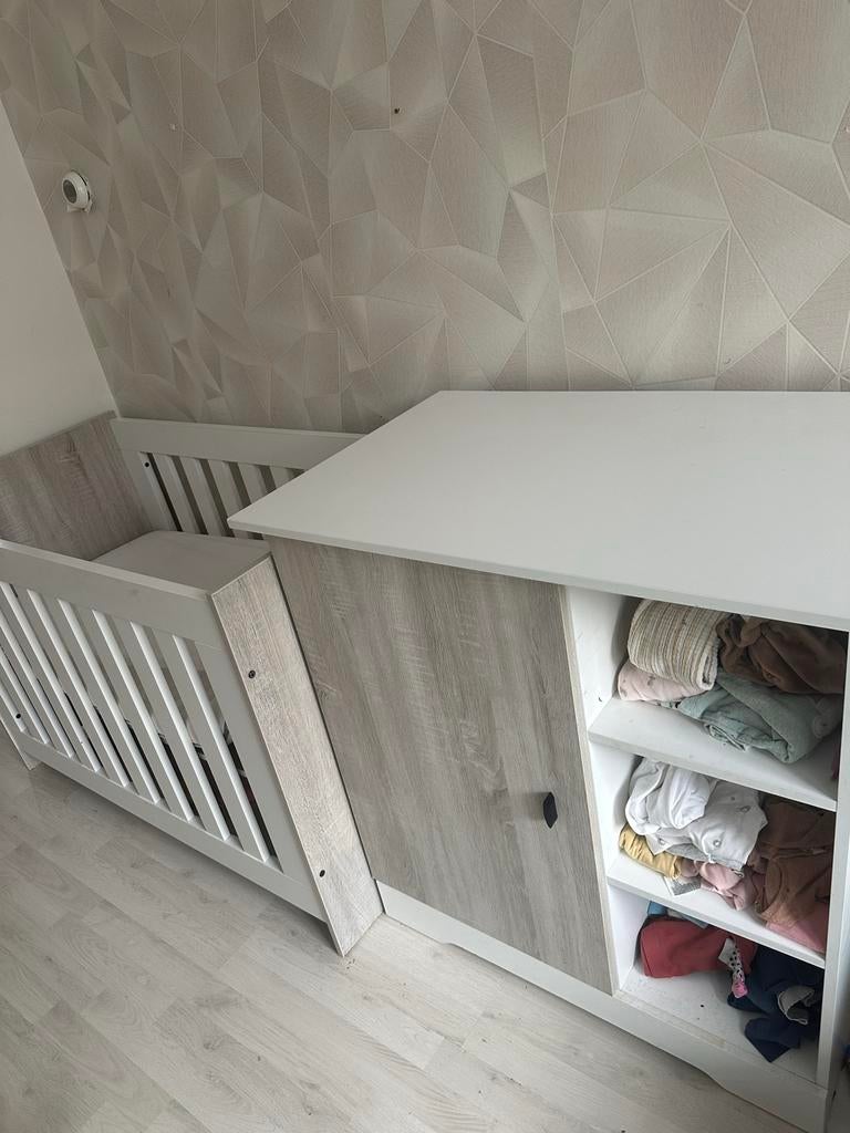 Ledikant en commode in goede staat, Kinderen en Baby's, Kinderkamer | Complete kinderkamers, Ophalen, Zo goed als nieuw, Jongetje of Meisje