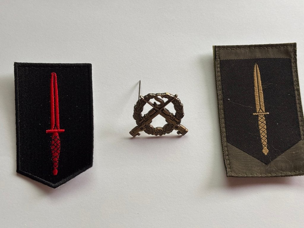 KCT mouw emblemen & sniper speld, Verzenden, Landmacht, Nederland, Kleding of Schoenen