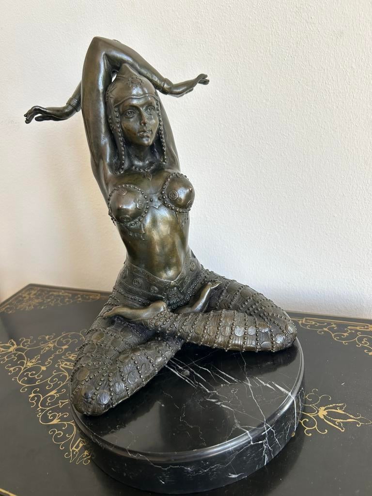 Bronzen beeld: buikdanseres in lotushouding. Gesigneerd., Antiek en Kunst, Ophalen of Verzenden