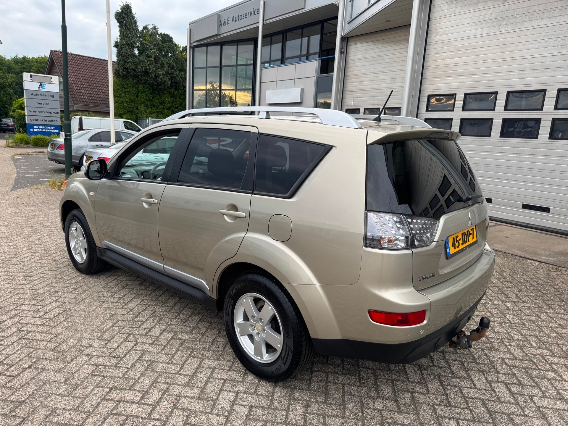 Mitsubishi Outlander 2.4 Inspire 2WD Airco,Trekhaak, PDC, Voorwielaandrijving, 4 cilinders, 1465 kg, Beige