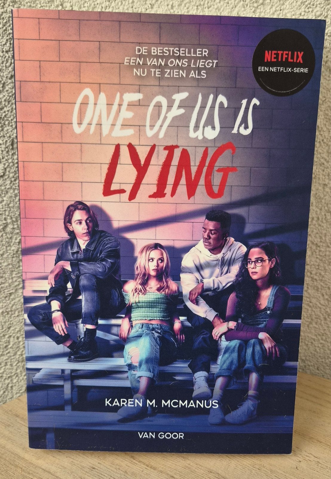 One of Us Is Lying - Karen M. McManus (Filmeditie), Ophalen of Verzenden, Zo goed als nieuw, Karen M. McManus, Tv-bewerking