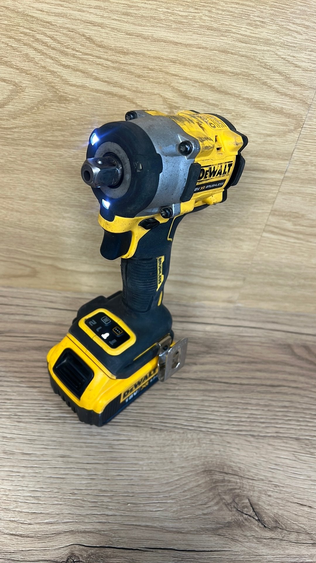 DeWALT DCF922-  Slagmoersleutel -met 4 Ah ,18V accu, Ophalen of Verzenden, Zo goed als nieuw, Overige typen