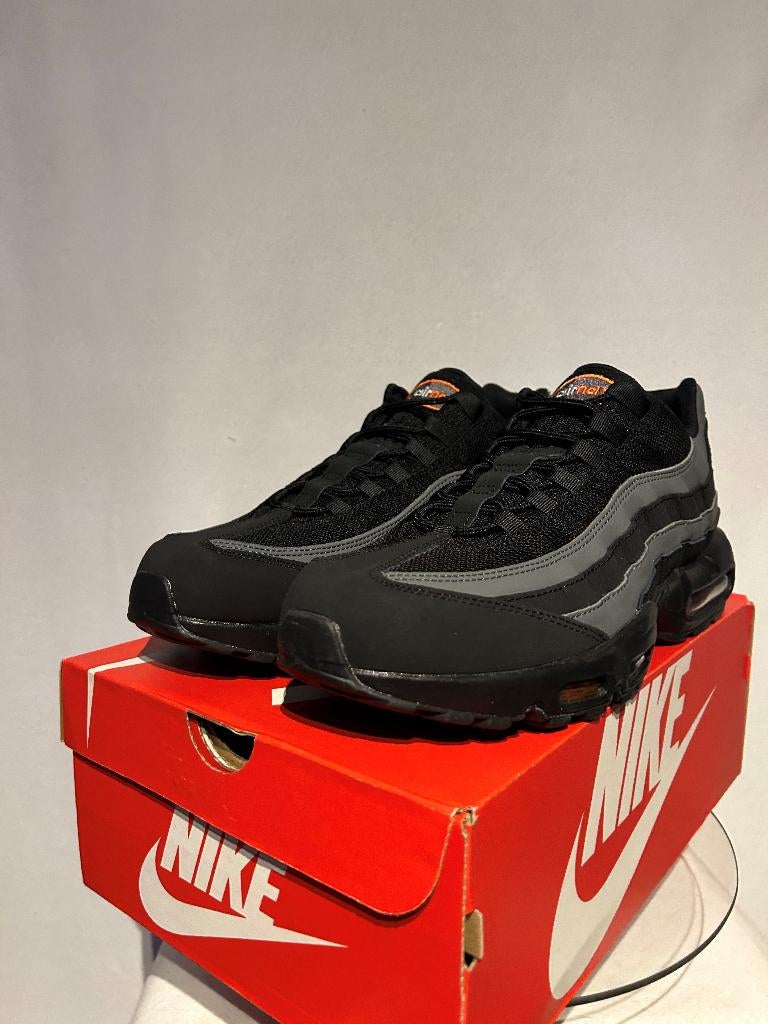NIEUW IN DOOS! Maat 47,5 - Nike Air Max 95 Black Grey Orange, Kleding | Heren, Verzenden, Zwart, Nike, Nieuw