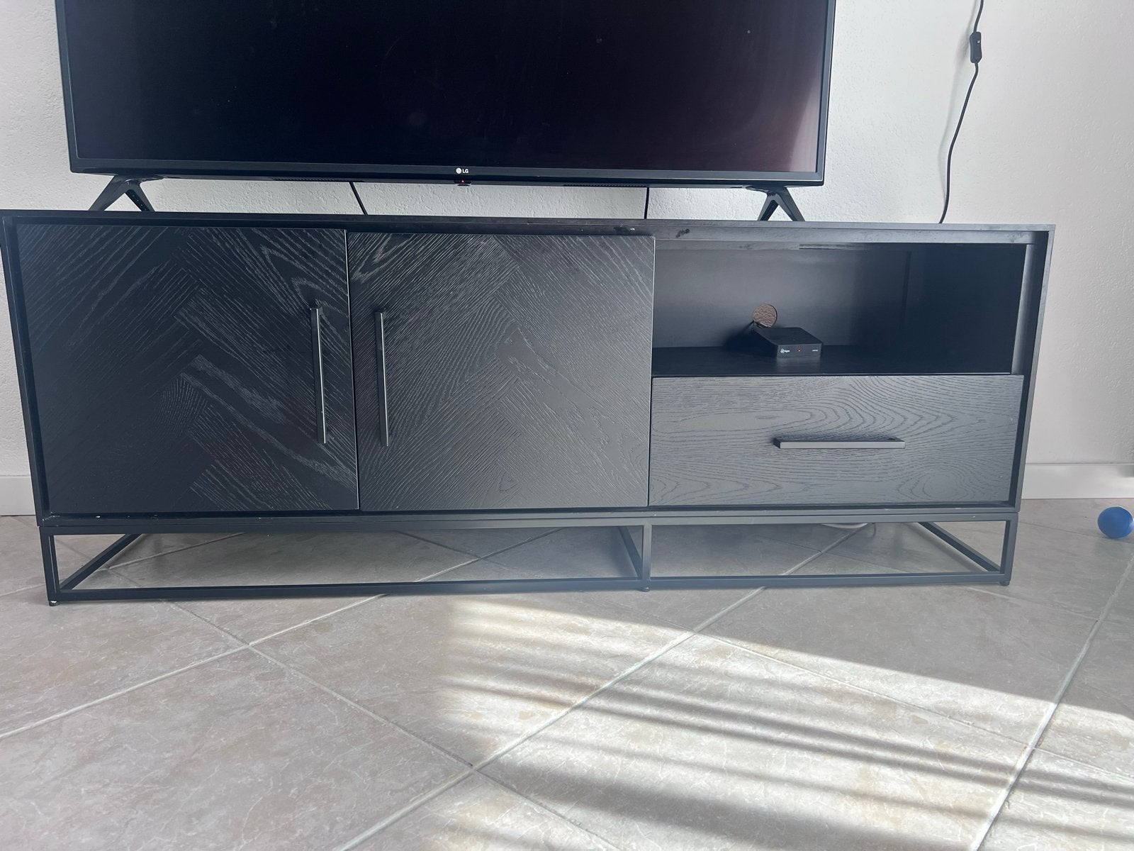Zwart TV-meubel met visgraatmotief - Zo goed als nieuw, Ophalen, Zo goed als nieuw, 25 tot 50 cm, 150 tot 200 cm