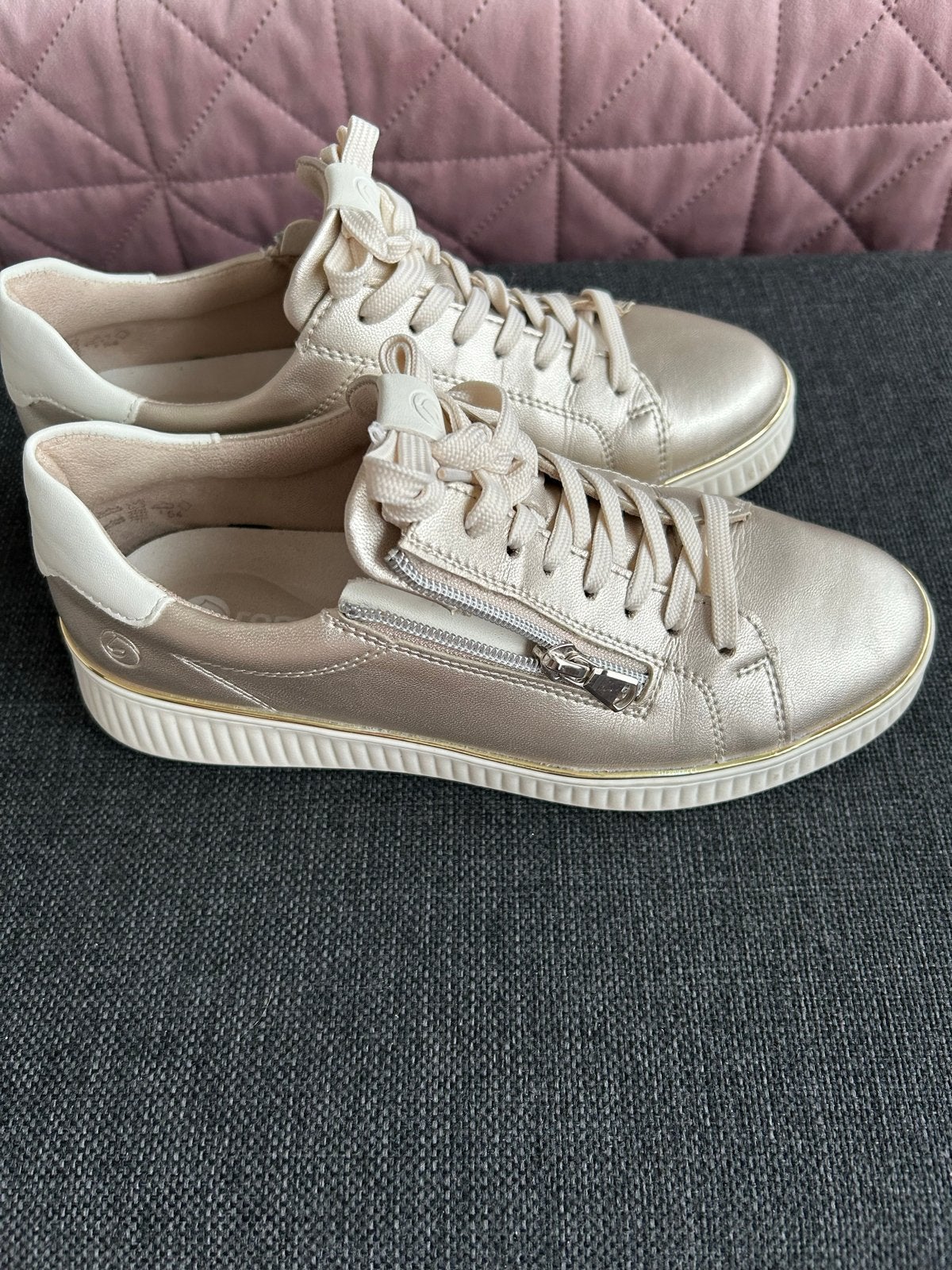 Remonte sneakers goudkleurig, maat 37, als nieuw, Kleding | Dames, Schoenen, Ophalen of Verzenden, Zo goed als nieuw, Overige kleuren