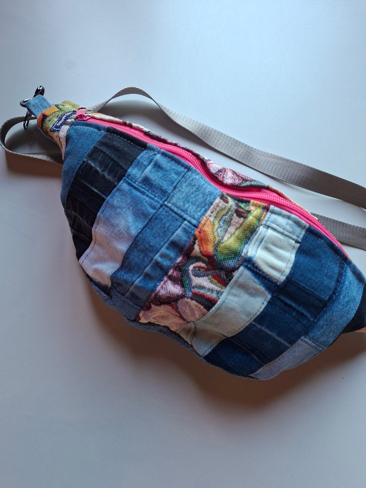 Unieke Upcycled Denim Crossbody Tas - Handgemaakt Patchwork, Ophalen of Verzenden, Nieuw, Blauw, Overige typen