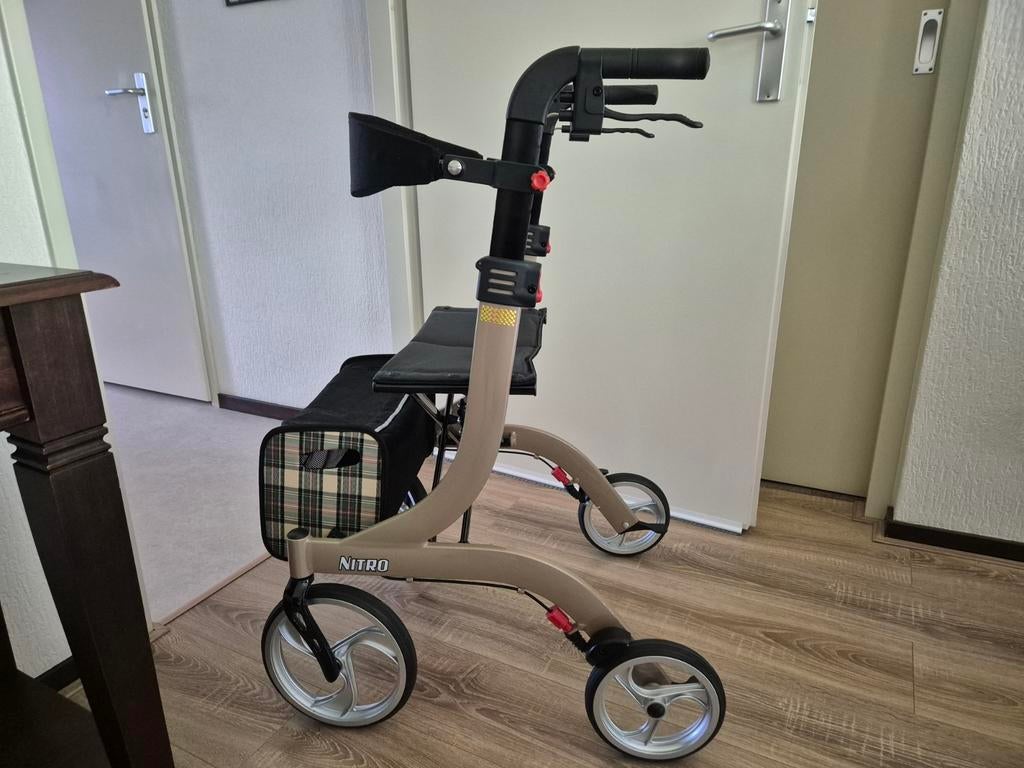 Rollator Nitro Medium Champagne lichtgewicht, Ophalen, Opvouwbaar, Zo goed als nieuw