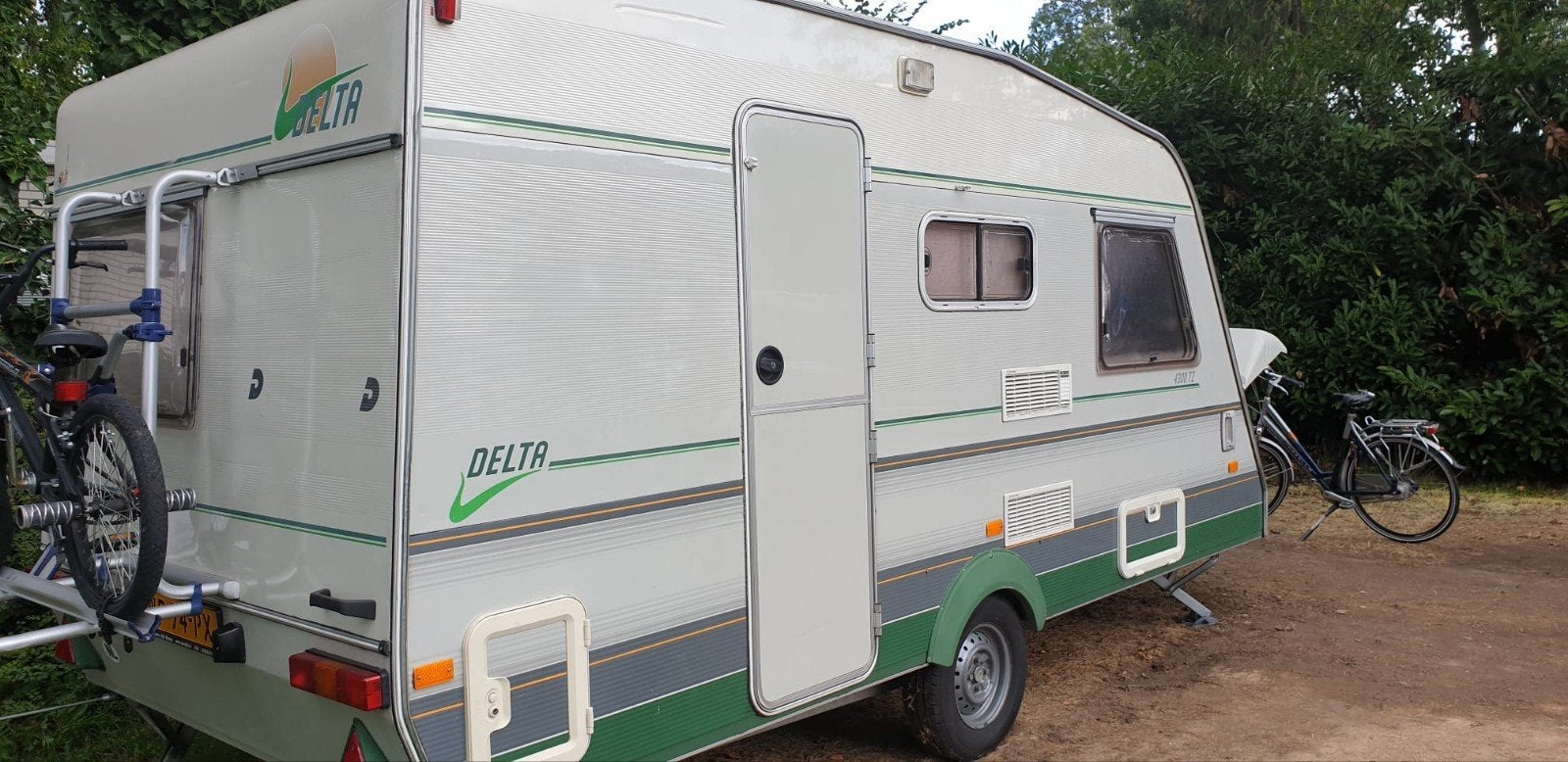 Delta 4300 TZ met Dorema voortent en fietsdrager, Caravans en Kamperen, Caravans, Vast bed, Treinzit, 750 - 1000 kg, Particulier