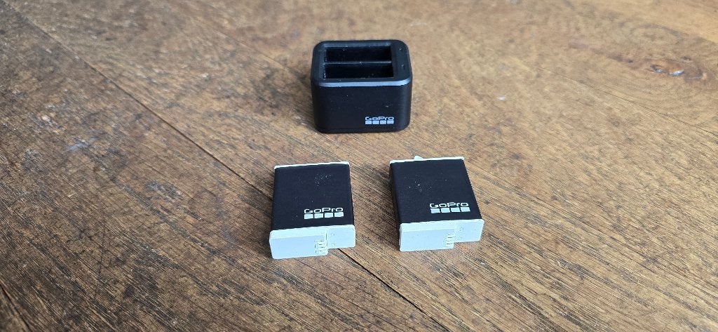 Gopro dual charger + 2 batterijen gopro 9-12, Ophalen, Gebruikt