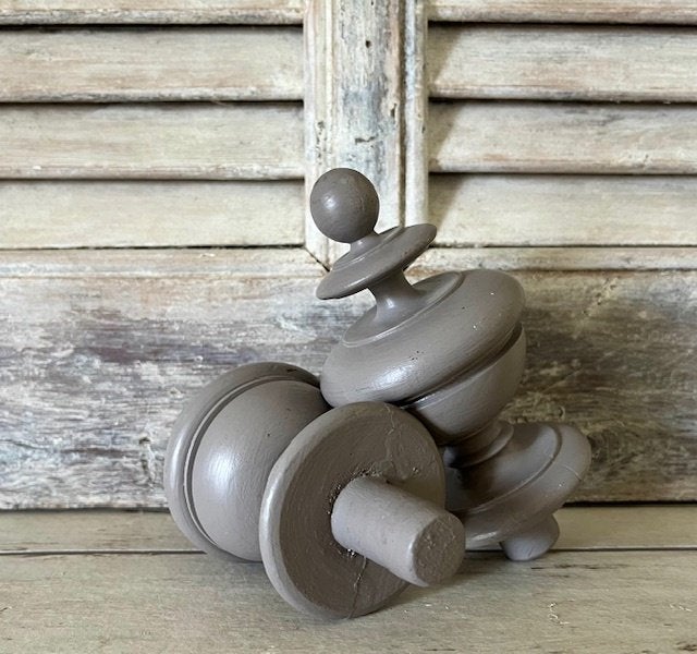 Set van 2 vintage Franse siertorentjes hout draaiwerk taupe