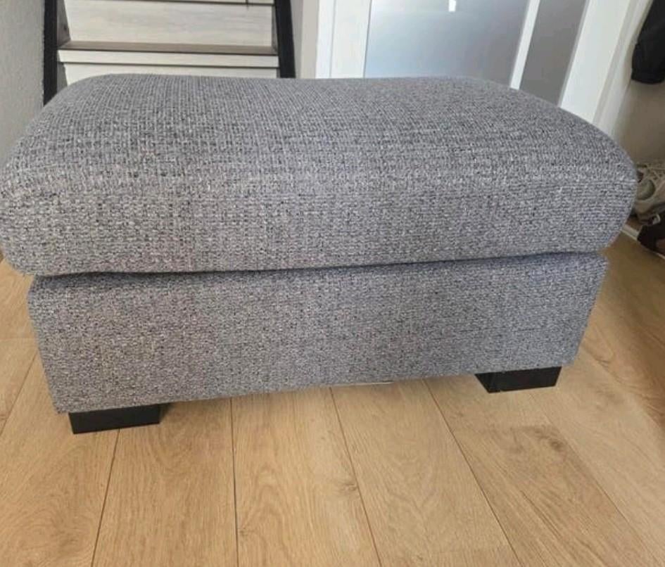 Grijze stoffen hocker van Pronto, zo goed als nieuw, Ophalen, 50 tot 75 cm, Zo goed als nieuw, 75 tot 100 cm