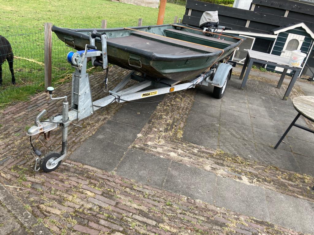 Mooie Monark platbodem 4,2x 1,7 met 20pk honda, Ophalen, Zo goed als nieuw, Trailer